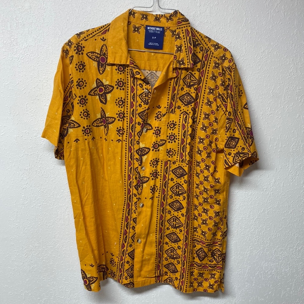 URBAN OUTFITTERS PATTERN BUTTON DOWN SHIRT